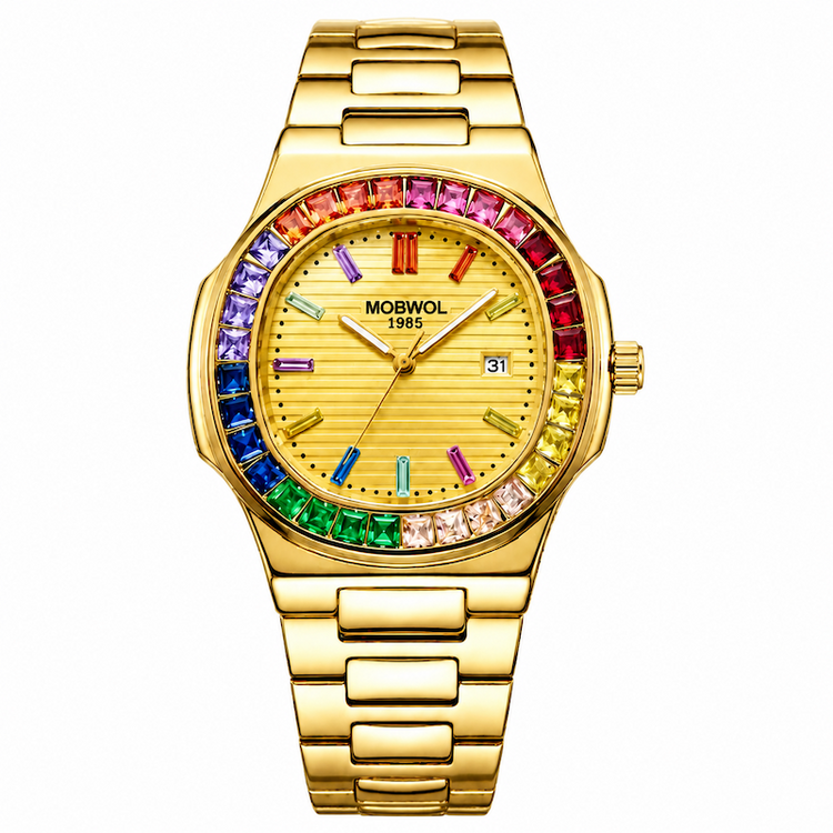 Relógio dourado com mostrador bege, aro cravejado multicolorido e pulseira em aço.