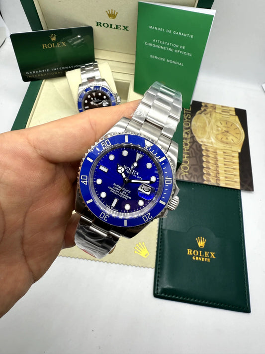 Relógio Rolex Submariner com mostrador azul, pulseira de aço, usado no pulso