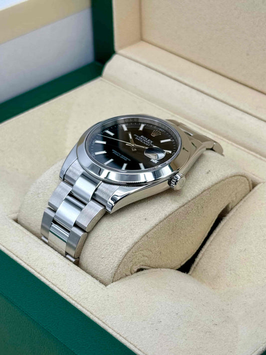 Relógio Rolex Datejust com mostrador preto e pulseira de aço, de lado