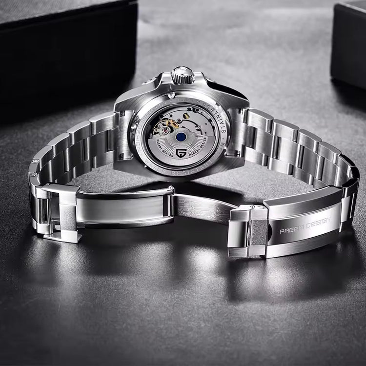Relógio com pulseira de aço e fundo metálico, caixa com acabamentos polidos