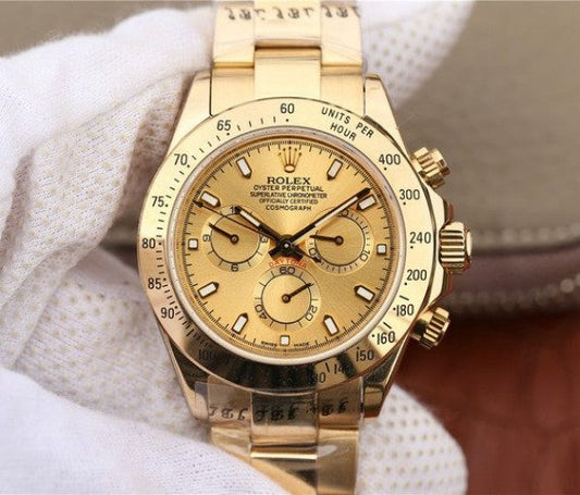 Relógio automático dourado com mostrador creme e três submostradores na tela