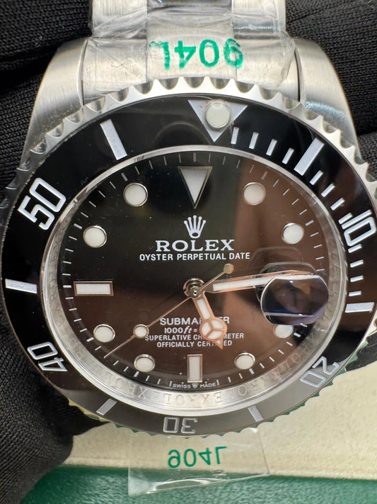Relógio Rolex Submariner Date automático com mostrador preto e marcadores no aro