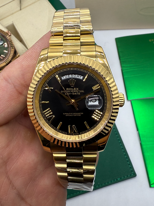 Relógio dourado com mostrador preto e calendário, pulseira de metal
