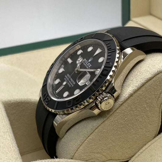 Relógio Rolex automático com mostrador preto, luneta metálica e pulseira de borracha preta.