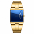 Relógio digital dourado com mostrador azul retangular e pulseira metálica