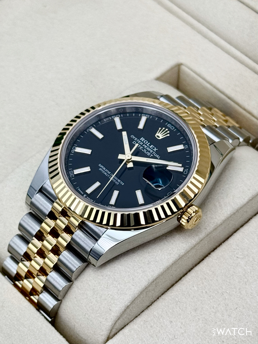 Relógio Rolex Datejust com mostrador azul-marinho e aro canelado em aço e ouro