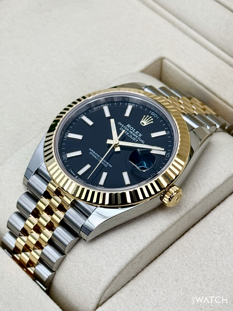 Relógio Rolex Datejust com mostrador preto, data no visor e bezel canelado