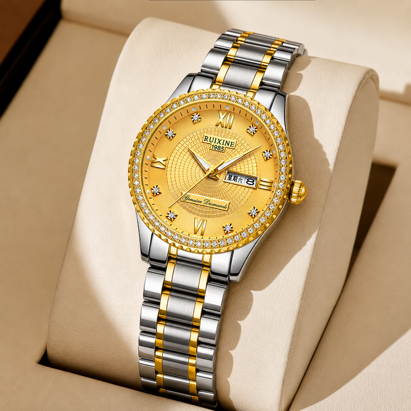 Relógio com mostrador dourado, bezel cravejada e pulseira bicolor de aço e ouro