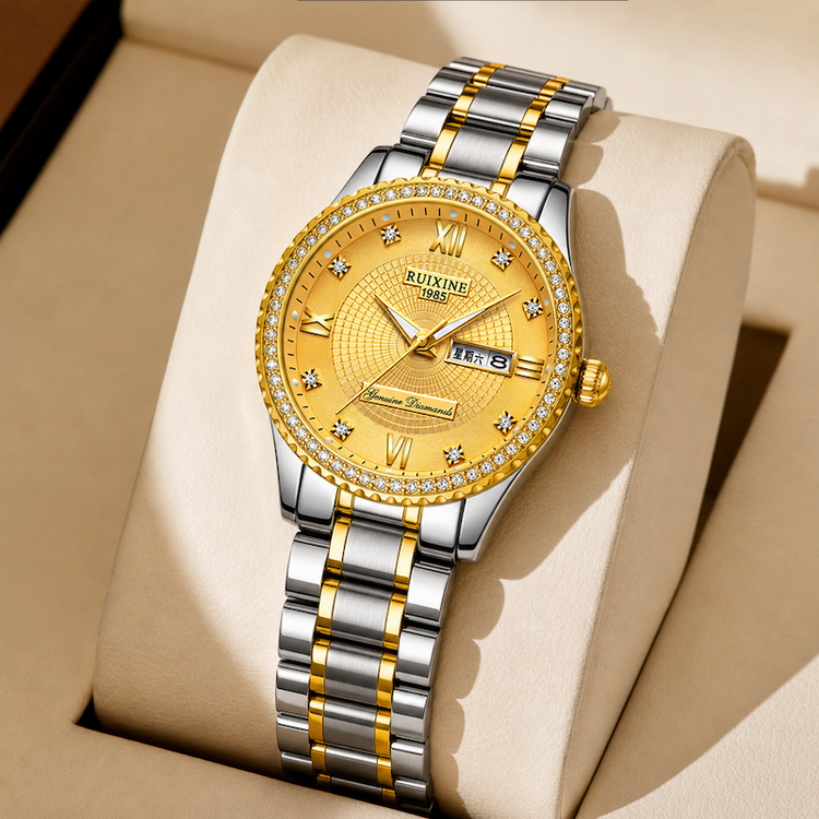 Relógio com mostrador dourado, bezel cravejada e pulseira bicolor de aço e ouro
