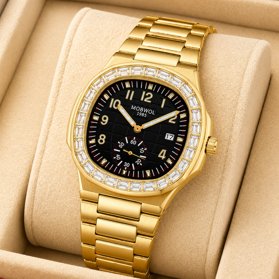 Relógio dourado com mostrador preto e pulseira metálica