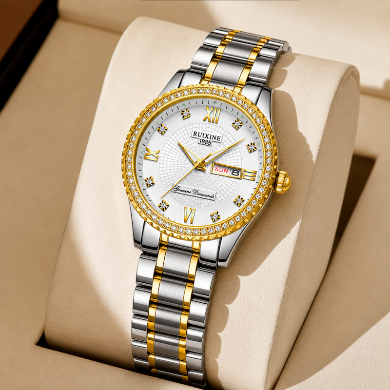 Relógio com mostrador branco, bezel cravejada e pulseira bicolor de aço e dourado