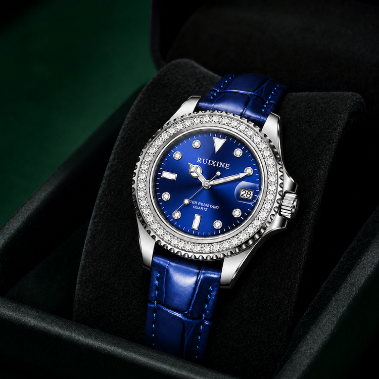 Relógio com mostrador azul, caixa prateada e pulseira de couro azul com costura