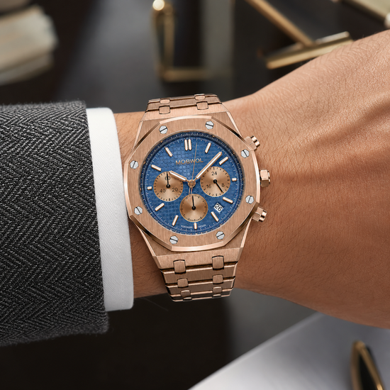 Relógio dourado rosé com mostrador azul e pulseira metálica no pulso