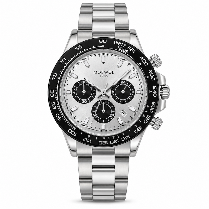 Relógio prateado com pulseira metálica, mostrador branco com três submostradores