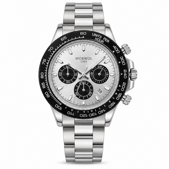 Relógio prateado com pulseira metálica, mostrador branco com três submostradores