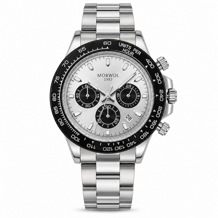 Relógio prateado com pulseira metálica, mostrador branco com três submostradores