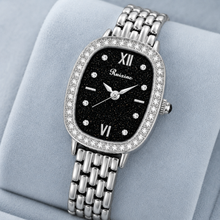 Relógio oval com pulseira metálica prateada e mostrador preto com detalhes brilhantes