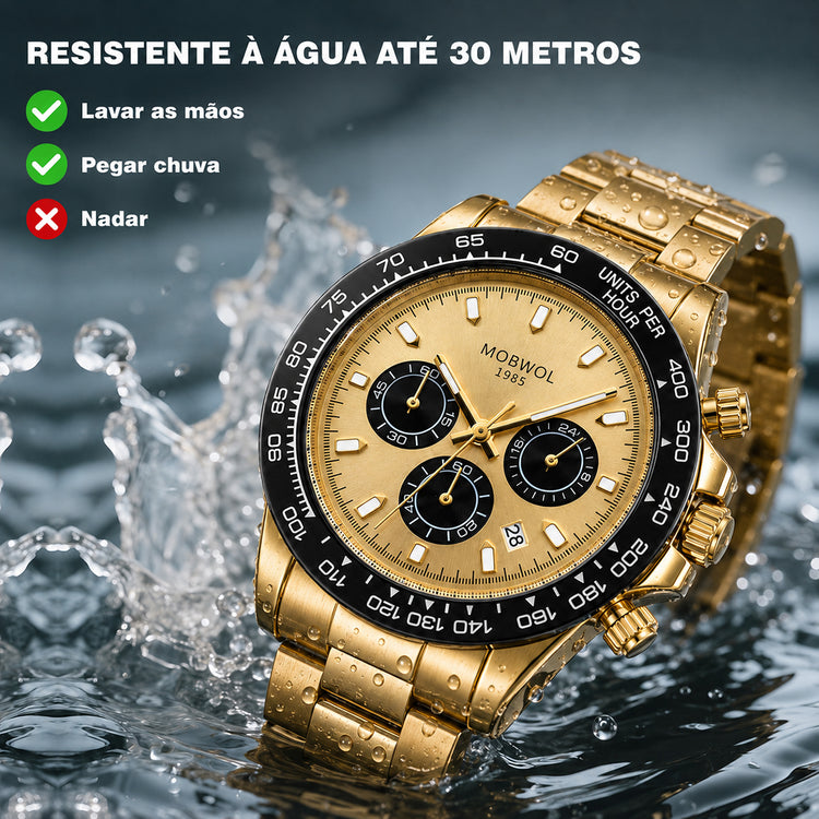 Relógio cronógrafo dourado com mostrador bege, pulseira metálica e detalhes pretos