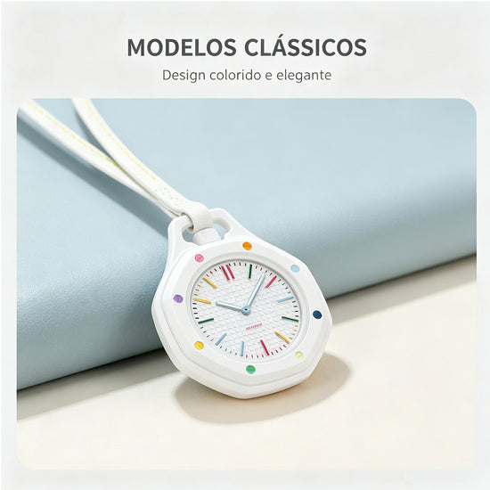 Bolso em formato de relógio infantil branco, mostrador branco e alça com detalhes coloridos.