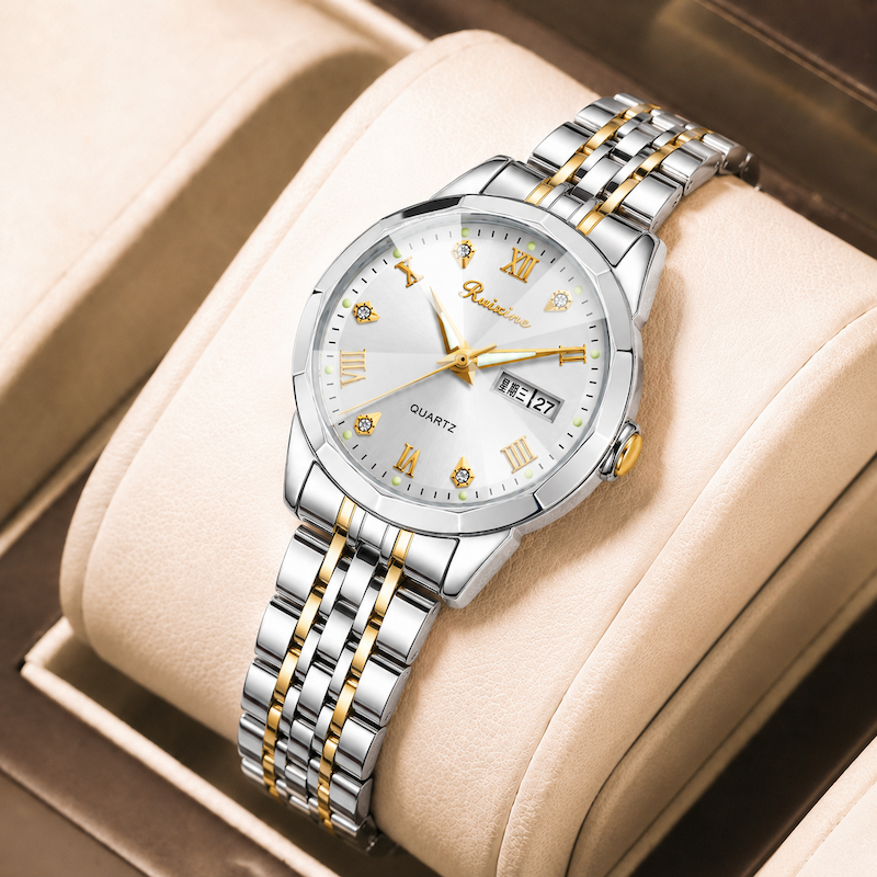 Relógio prateado e dourado com mostrador branco e pulseira metálica