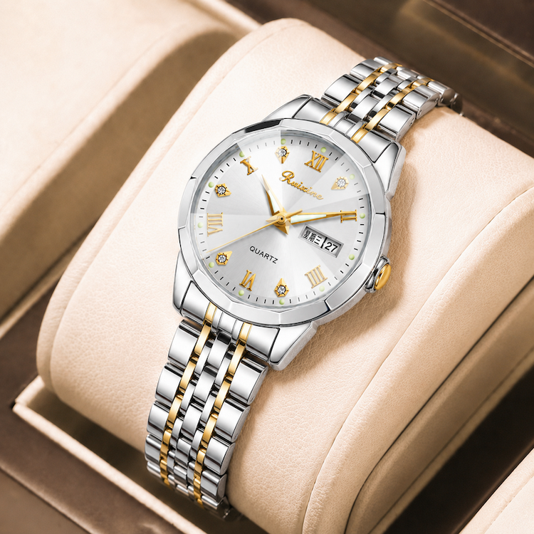 Relógio prateado e dourado com mostrador branco e pulseira metálica