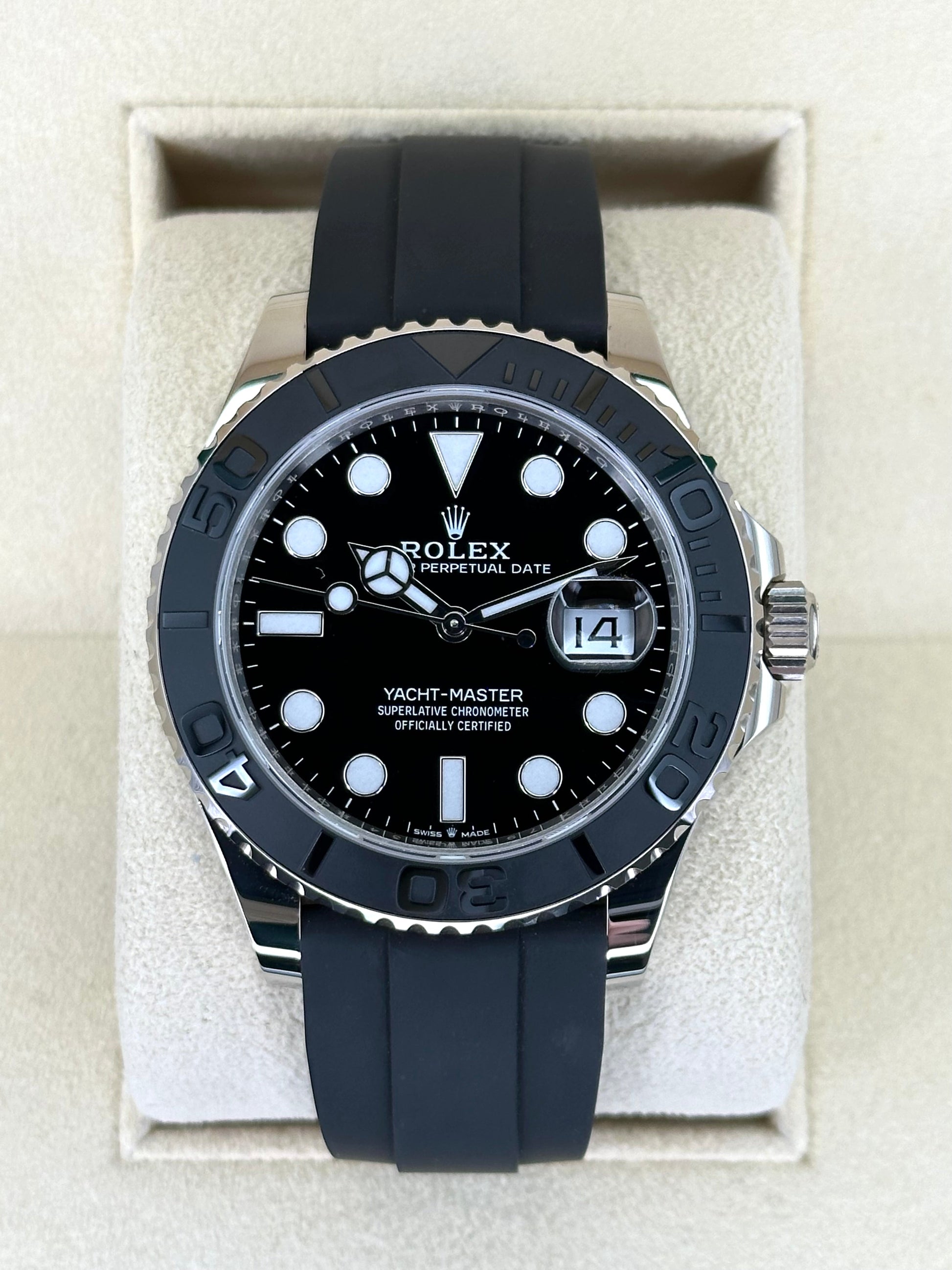 Relógio Rolex automático com mostrador preto e pulseira de borracha preta.