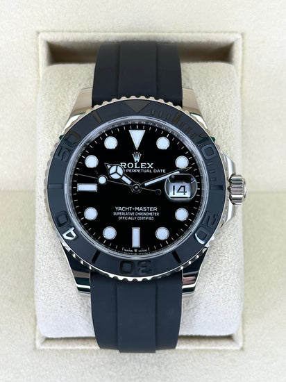 Relógio Rolex automático com mostrador preto e pulseira de borracha preta.