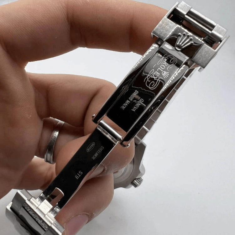 Relógio Rolex Submariner com pulseira de aço e laterais da caixa em metal