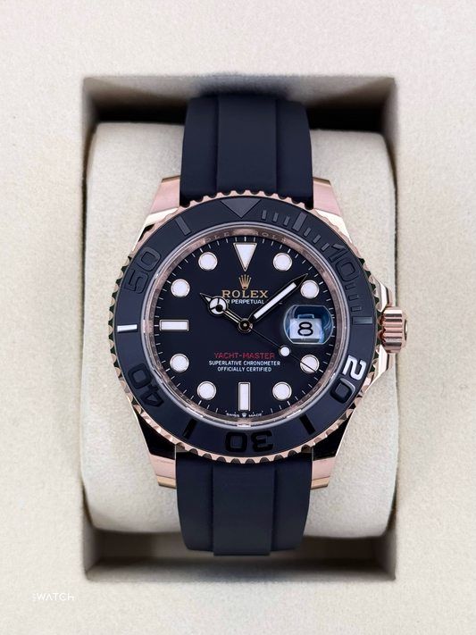 Relógio Rolex com mostrador preto e caixa ouro rosé, pulseira de borracha preta