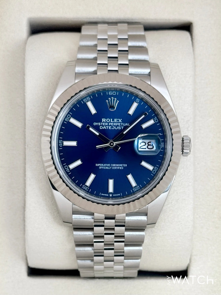Relógio Rolex Datejust com mostrador azul, pulseira de aço e data às 28