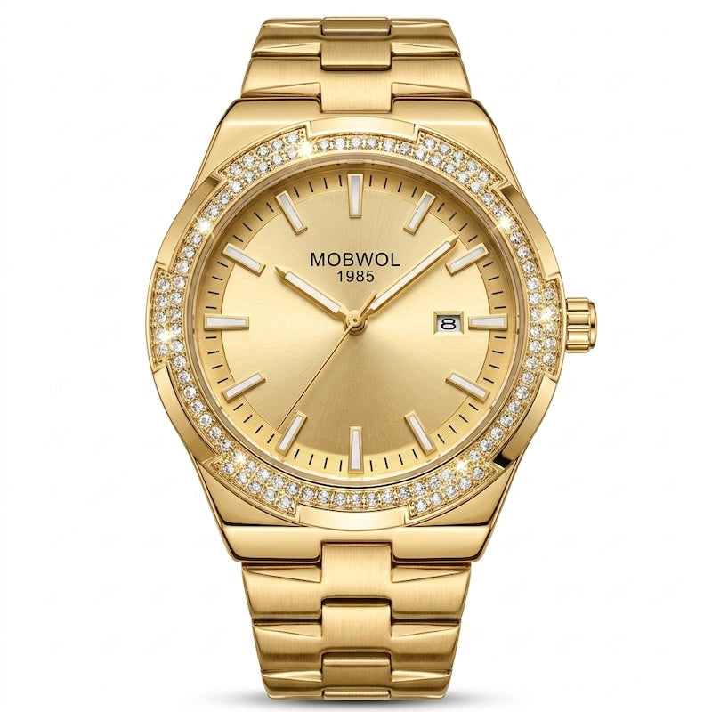Relógio dourado com mostrador dourado-claro, pulseira de aço e moldura cravejada