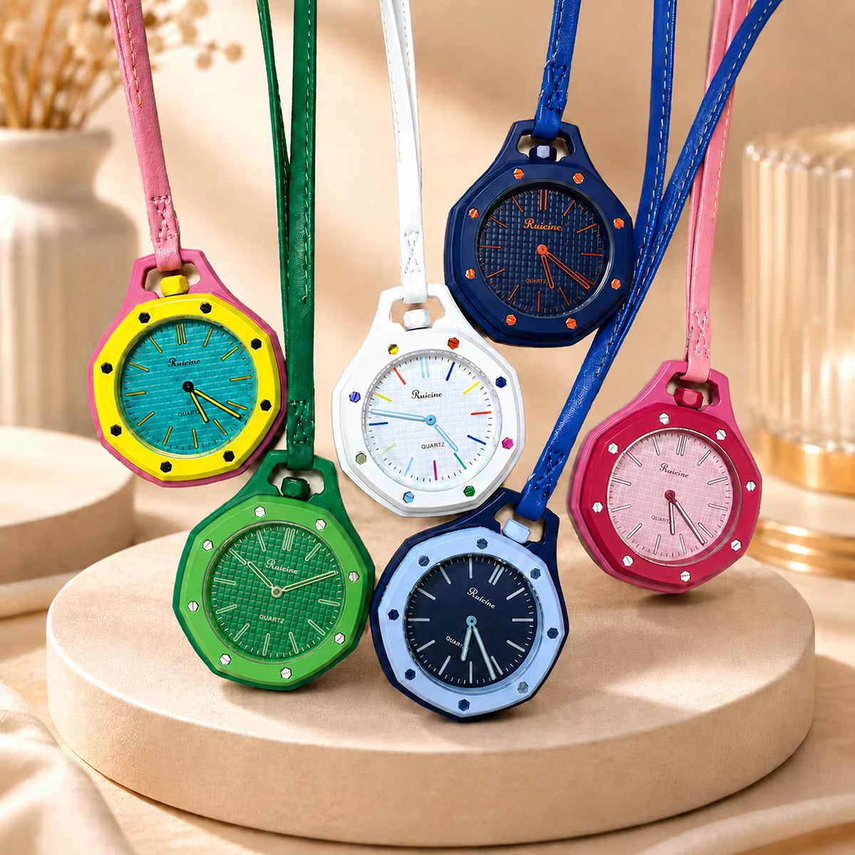 Bolso com conjunto de mini relógios com pulseiras coloridas e mostradores redondos