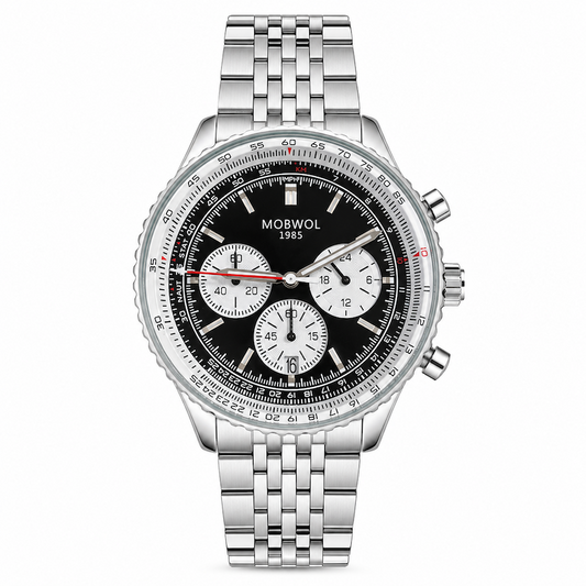 Relógio aviador com pulseira metálica prateada e mostrador preto, três subdials