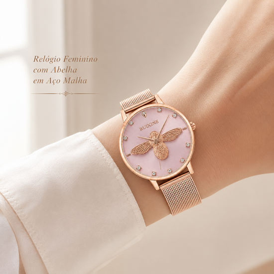 Relógio feminino com mostrador claro e pulseira de aço malha rosé; desenho de abelha 3D