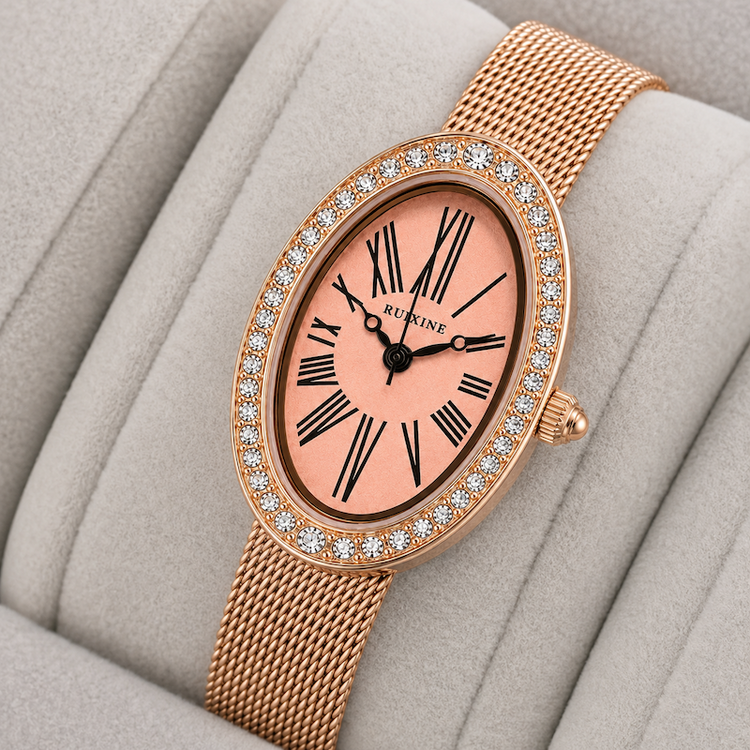 Relógio oval com pulseira de malha dourada rosé, aro brilhante e mostrador rosa