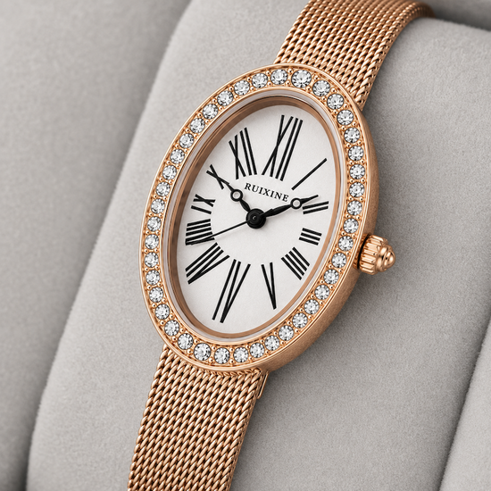 Relógio oval dourado rosé com aro de pedras e mostrador branco com algarismos romanos