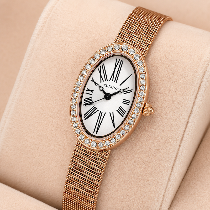Relógio oval dourado rosé com pulseira de malha, aro brilhante e mostrador branco