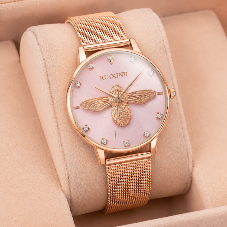 Relógio feminino com mostrador lilás claro e pulseira de aço malha rosé; abelha 3D