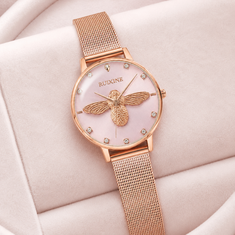 Relógio feminino rosé com mostrador escuro e pulseira malha metálica, abelha em relevo