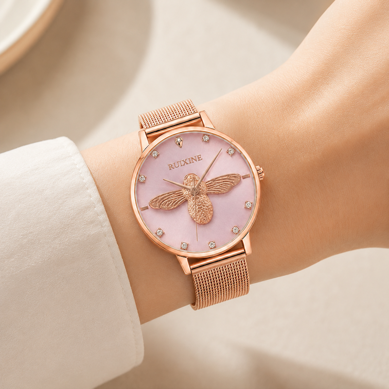 Relógio feminino rosé com mostrador lilás e abelha dourada, cristais na moldura