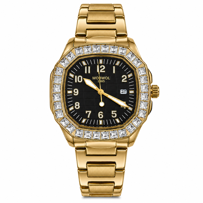 Relógio dourado com mostrador preto, aro cravejado e pulseira metálica
