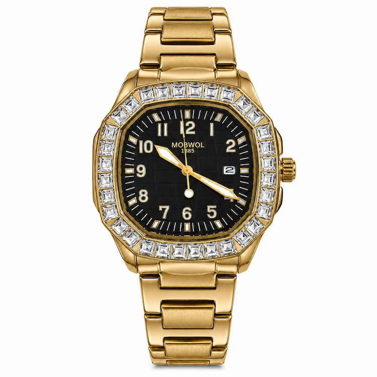 Relógio dourado com mostrador preto, aro cravejado e pulseira metálica