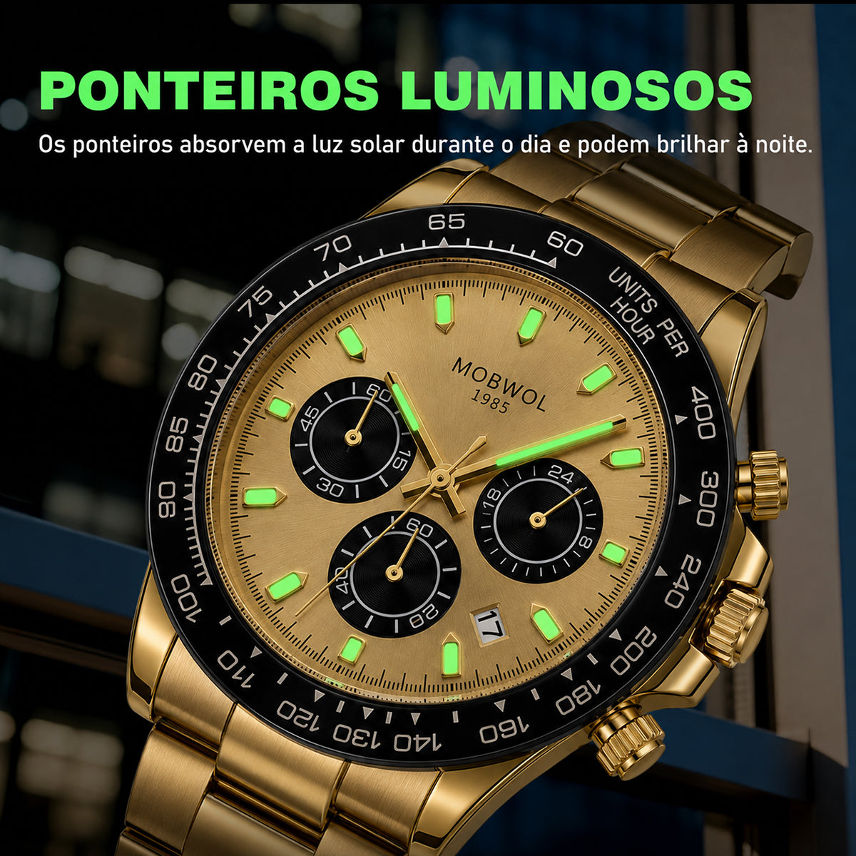 Relógio dourado com pulseira metálica e ponteiros luminosos verdes no mostrador