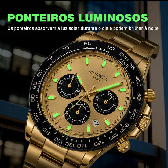 Relógio dourado com pulseira metálica e ponteiros luminosos verdes no mostrador