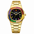 Relógio dourado com mostrador preto, aro cravejado multicolorido e pulseira em aço.