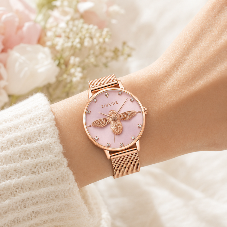 Relógio feminino rosé com mostrador lilás e pulseira malha metálica, abelha dourada