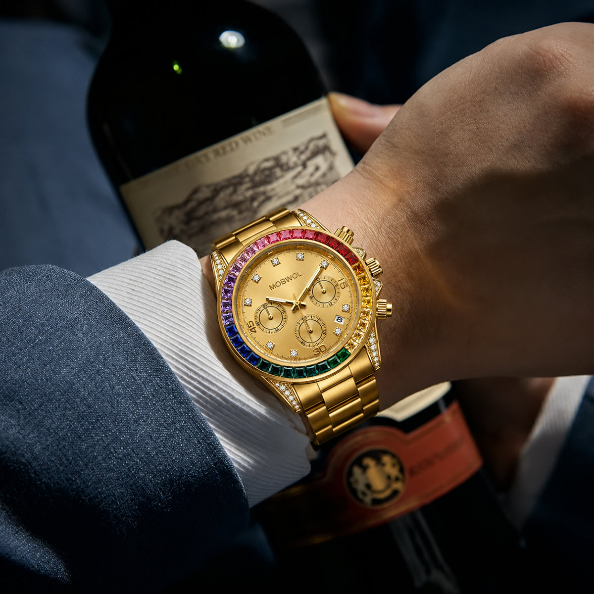 Relógio dourado com moldura arco-íris e pulseira de metal, usado no pulso.