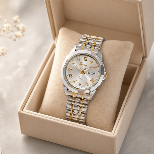 Relógio analógico mostrador branco, pulseira de aço prateado com detalhes dourados.