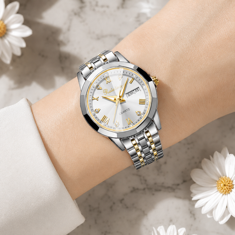 Relógio prateado e dourado com mostrador branco, ponteiros dourados e bracelete metálico