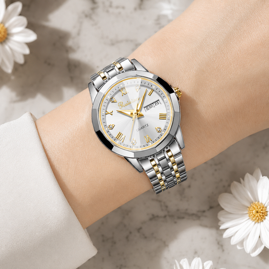 Relógio prateado e dourado com mostrador branco, ponteiros dourados e bracelete metálico